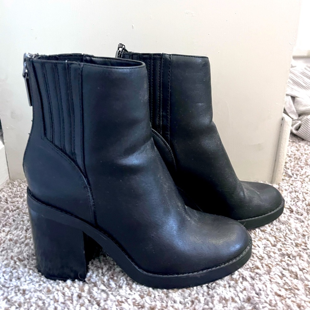 Black heeled boots UE 38